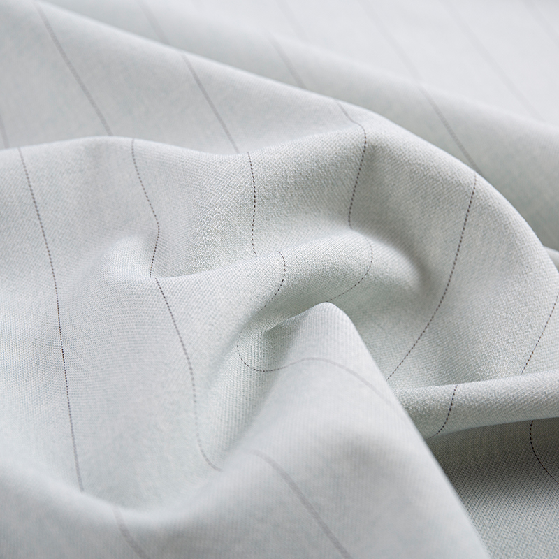 Tissu blanc grisâtre à rayures étroites en rayonne de soie de loisirs